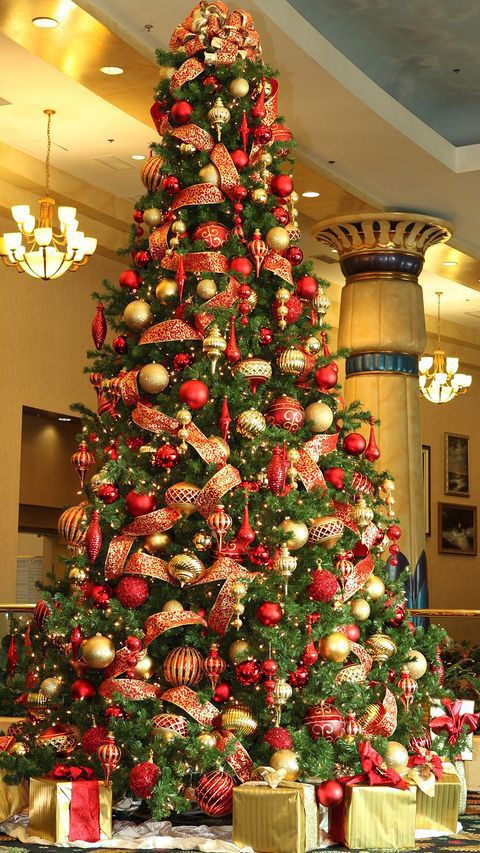 Árbol de Navidad en estilo rojo y dorado.