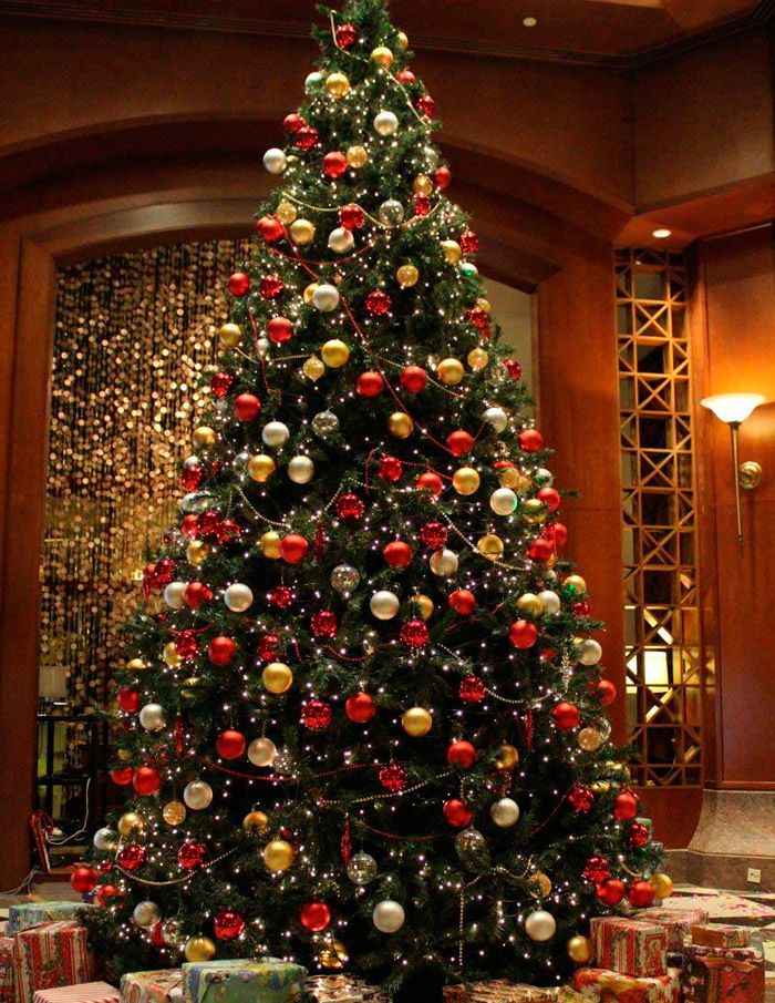 Árbol de Navidad en estilo rojo y dorado.