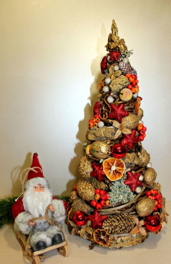 Árbol de Navidad en estilo rojo y dorado.