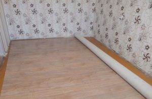 come posare il linoleum su un pavimento in legno