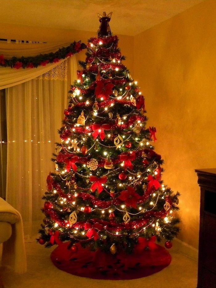 How to decorate a Christmas tree with a garland