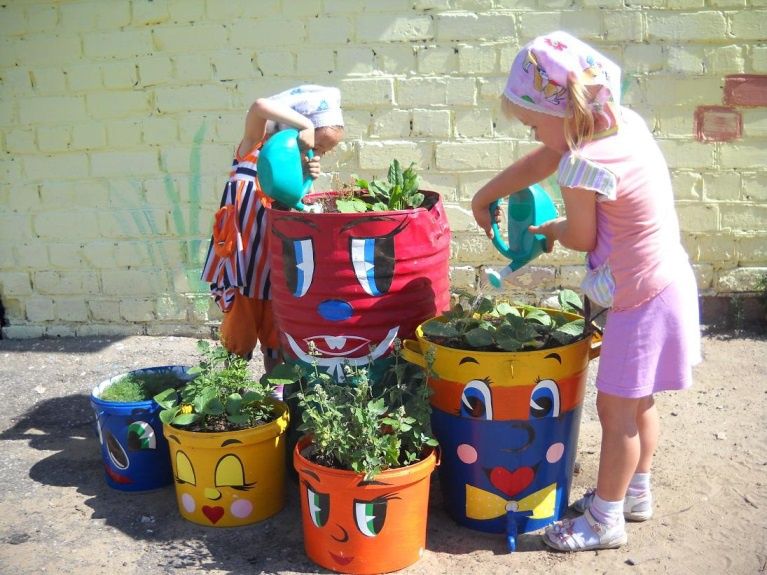 macizo de flores de macetas