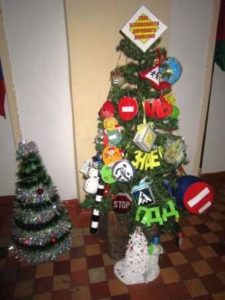 Materiales para hacer una señal de tráfico para el árbol de Navidad.