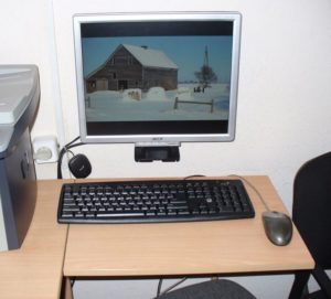 monitor di dinding