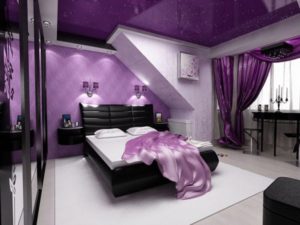 decorazione della camera da letto nei toni del bianco e del viola