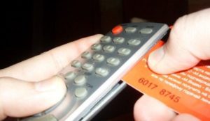 i-disassemble ang remote control