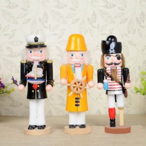 memasang mainan Nutcracker untuk pokok Krismas