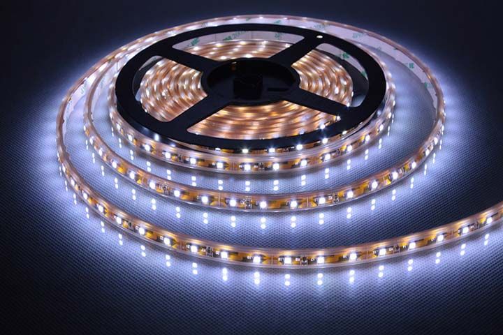 Lijm de LED-strip op het keukenblok