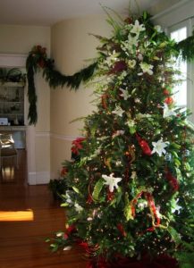 decorando a árvore de Natal com flores frescas