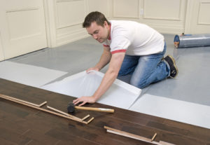 Comment bien poser une planche de parquet sur du linoléum