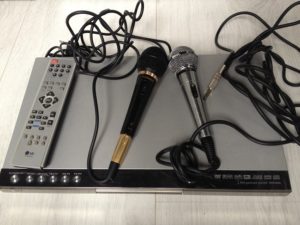 Paano ikonekta ang isang karaoke microphone sa iyong TV