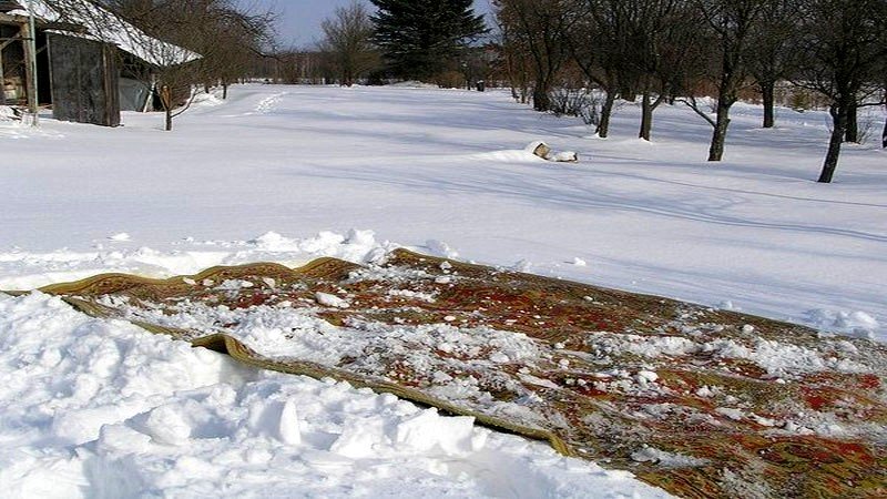 nettoyer un tapis avec de la neige