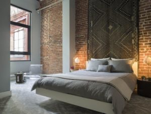 Les textiles muraux s'intègrent dans une pièce de style loft