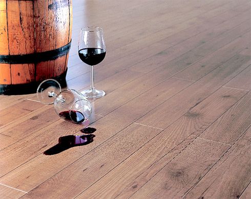 Manchas de vinho em pisos laminados podem ser removidas com álcool.