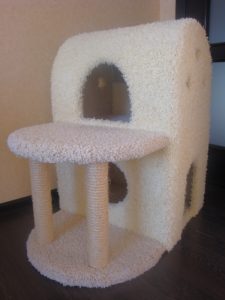 Casa para gato hecha de alfombra.