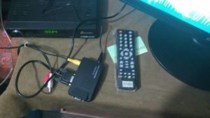 Com connectar un dandy a un monitor mitjançant un sintonitzador de TV