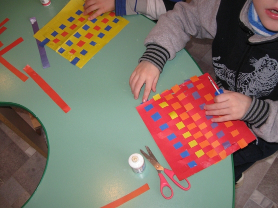 Le processus de fabrication d’un tapis en papier.