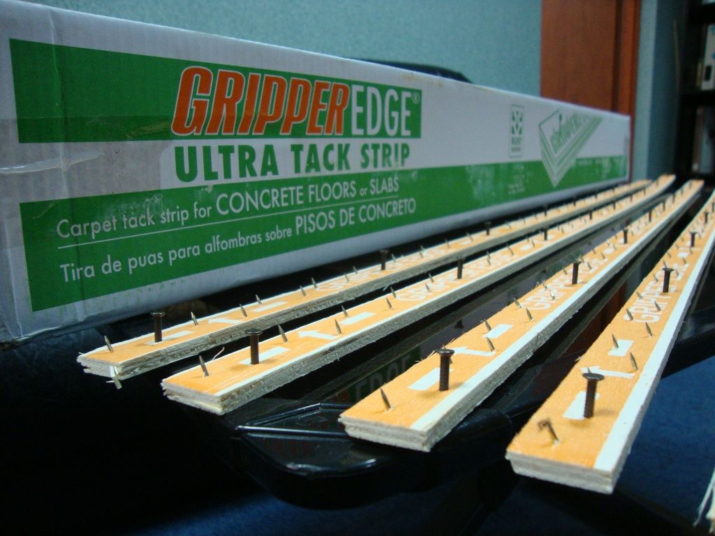 Gripper strip para sa pagtula ng karpet.