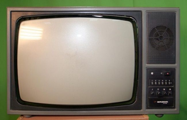 So schalten Sie den Fernseher ohne Fernbedienung ein