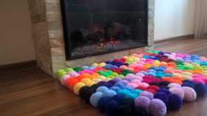 Tapis fait de pompons 