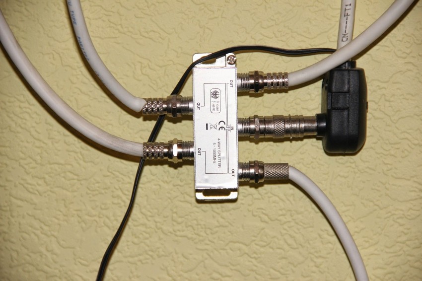 Connecting an antenna amplifier.