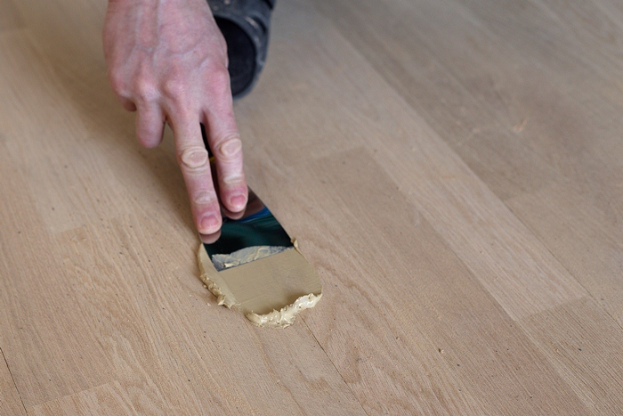 Restauration de fissures sur parquet.