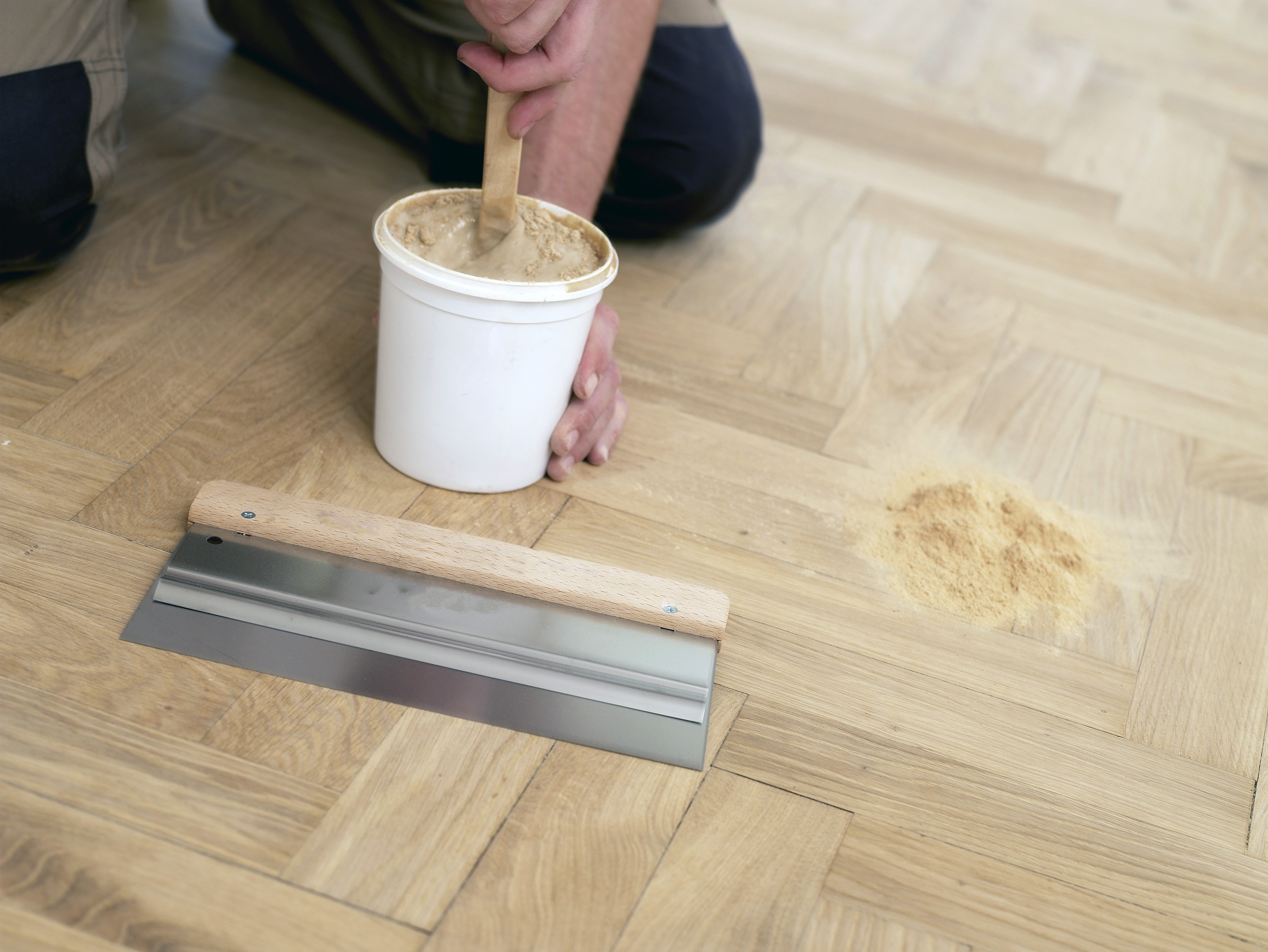 Un mélange de sciure de bois pour la restauration du parquet.