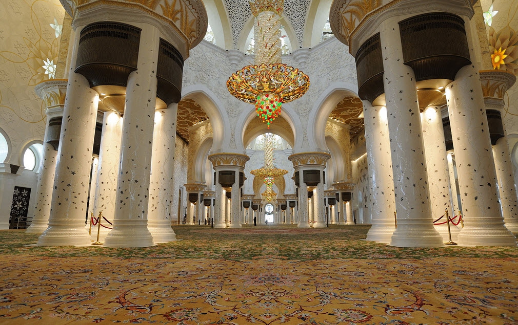 Ang pinakamalaking mosque carpet sa Abu Dhabi.