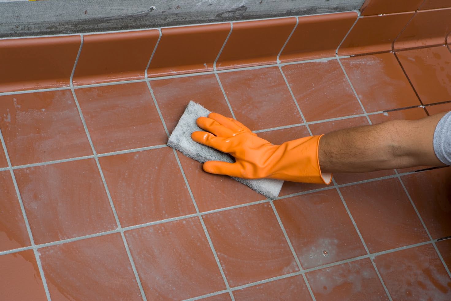 Métodos de limpeza entre juntas de azulejos