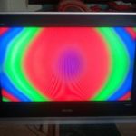 Taques de colors a la pantalla del televisor.