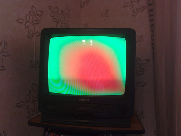 May kulay na mga spot sa screen ng CRT TV.