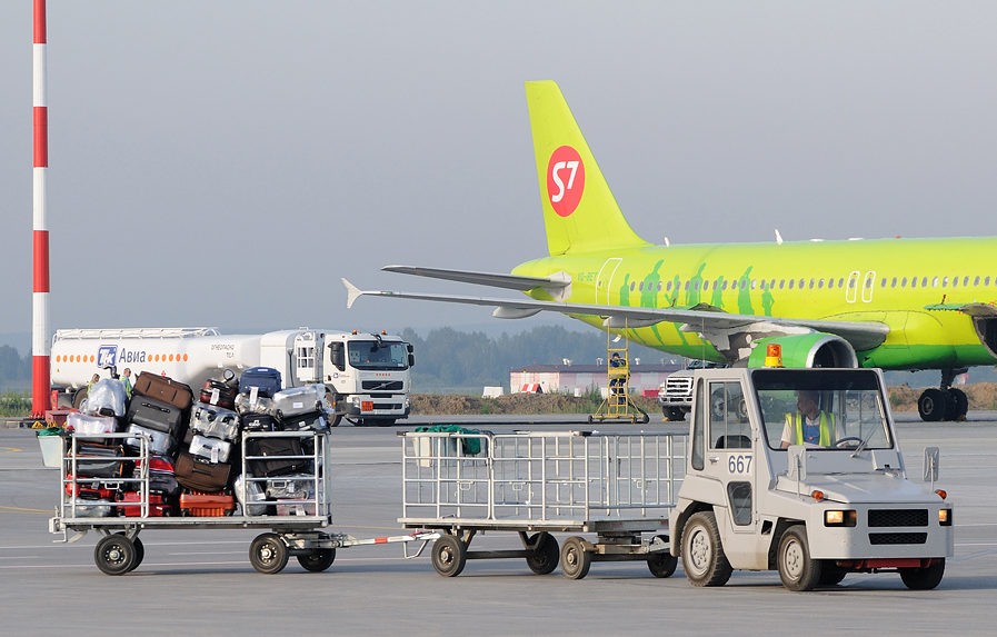 Trasporto dei bagagli sull'aereo.