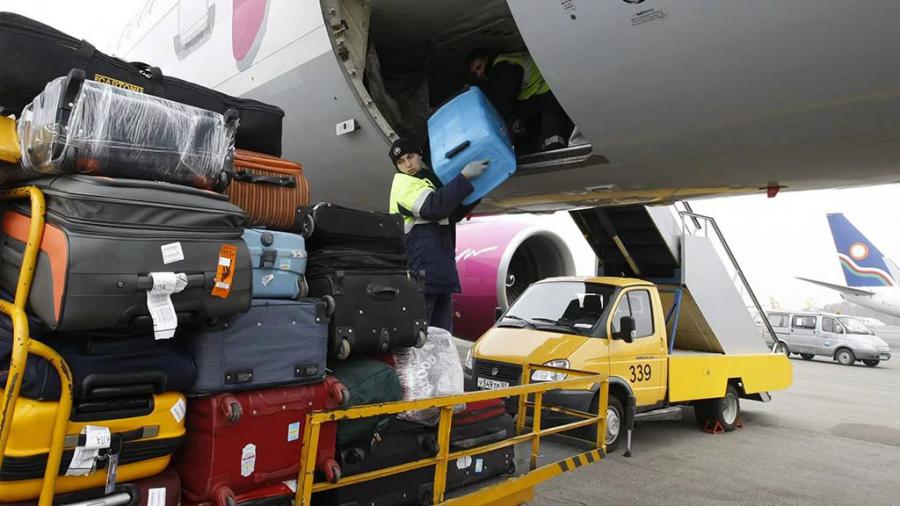 Cargar equipaje en el maletero de un avión.