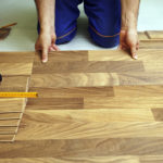 Hoe een parketplank op linoleum te leggen