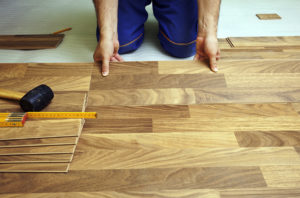 Comment poser une planche de parquet sur du linoléum