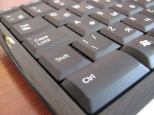 Kāpēc klēpjdatora tastatūras Shift atrodas šajā konkrētajā vietā?