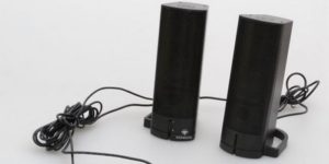 Features of connecting two speakers to one phone