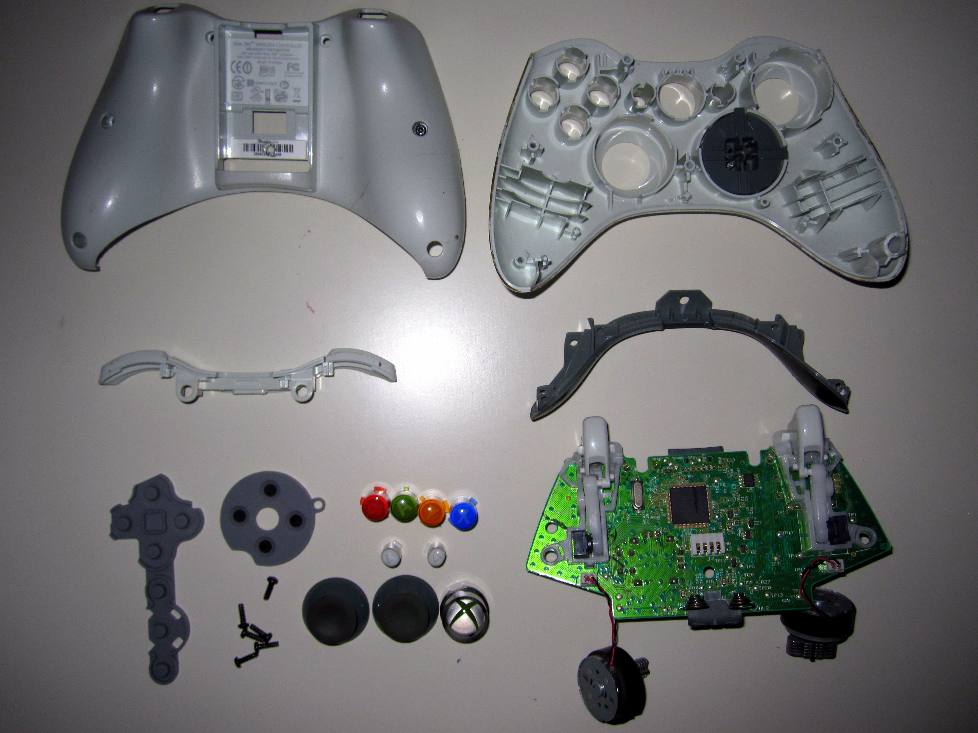 Rozobraný joystick.