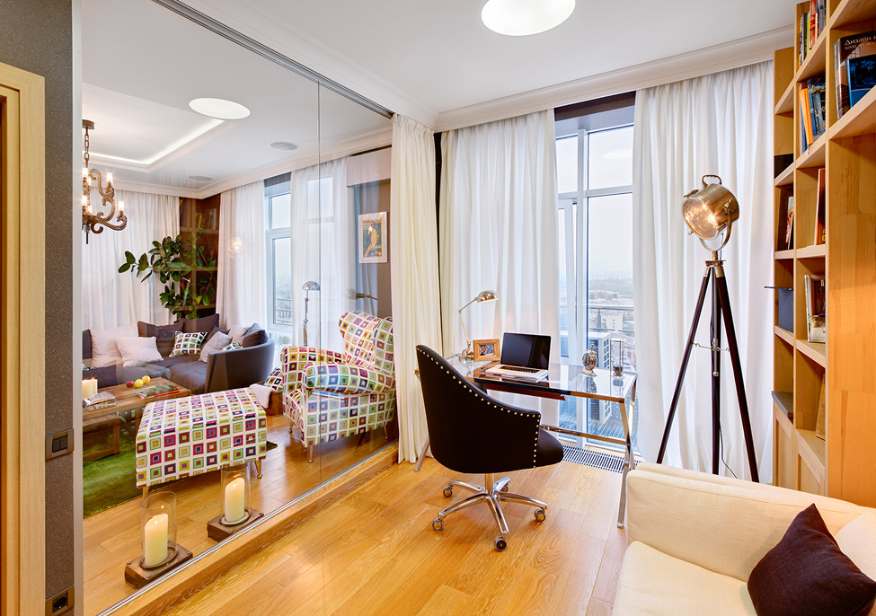 Grand miroir dans la chambre