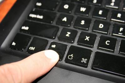 So fügen Sie eine Taste in eine Laptop-Tastatur ein