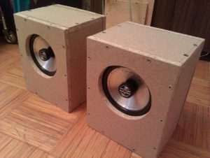 Mga homemade speaker.