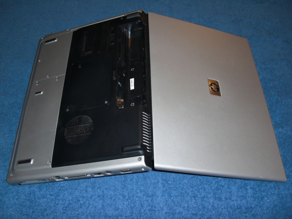 Przewrócony laptop.