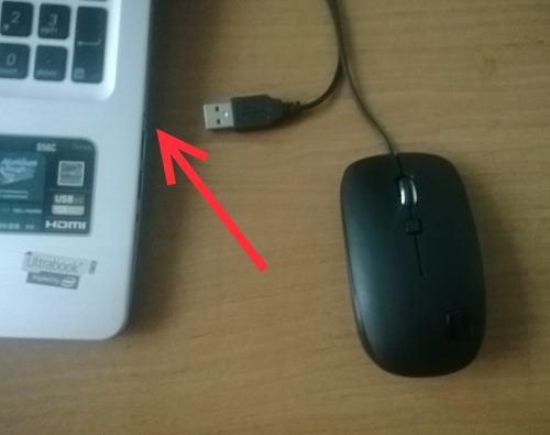 Conectarea unui mouse cu fir la un laptop.