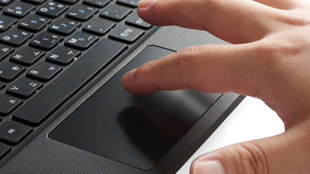 Touchpad thay vì chuột trên laptop.