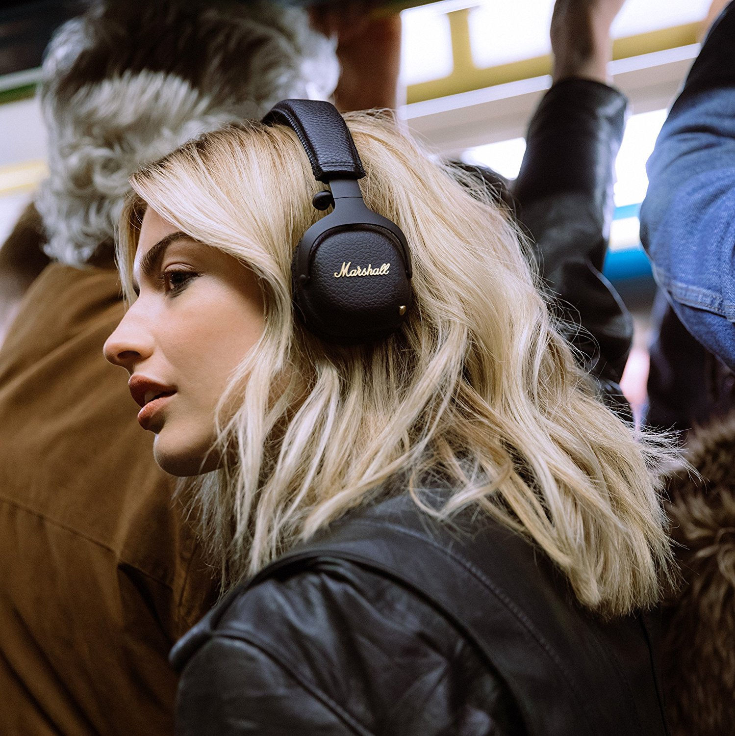 Luisteren naar muziek op een koptelefoon tijdens het transport.