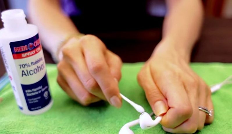 Limpando fones de ouvido a vácuo com álcool.