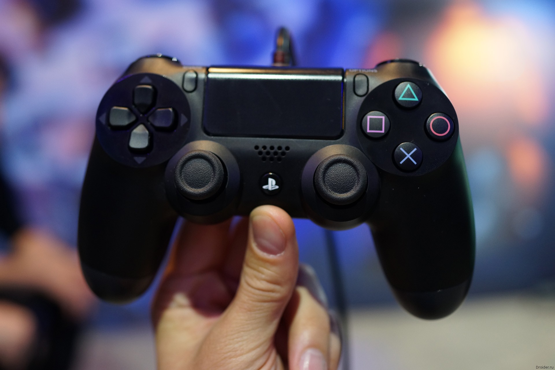 È possibile caricare un joystick PS4 da una presa di corrente?