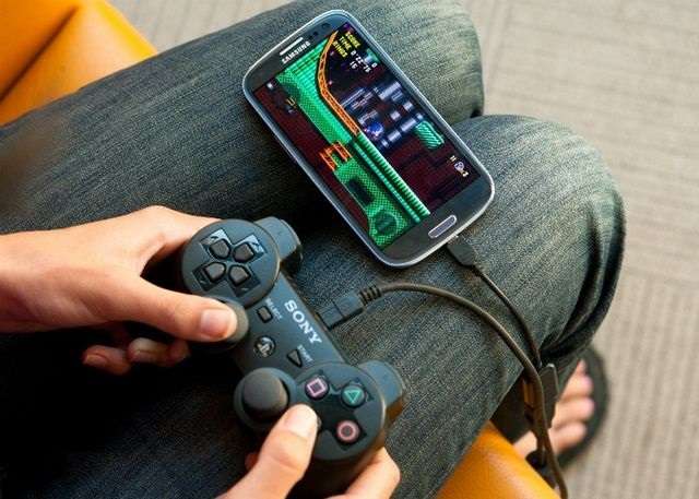 Conectarea joystick-ului la telefon prin USB.