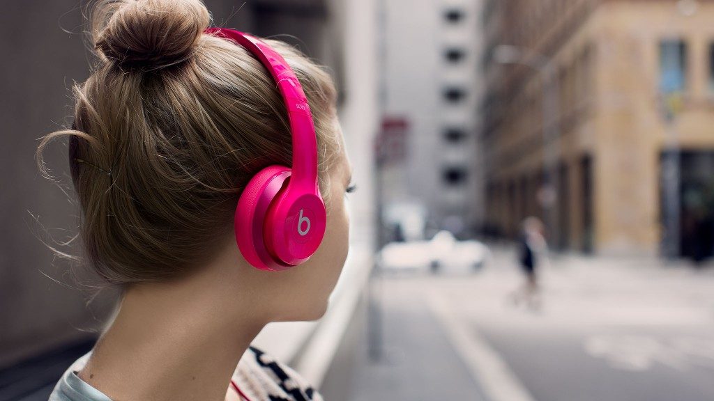 Fille dans un casque sans fil-1024×576