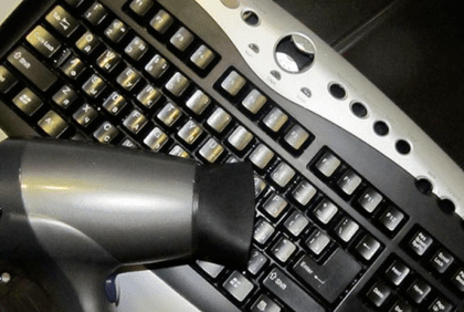 Hairdryer para sa paglilinis ng keyboard.